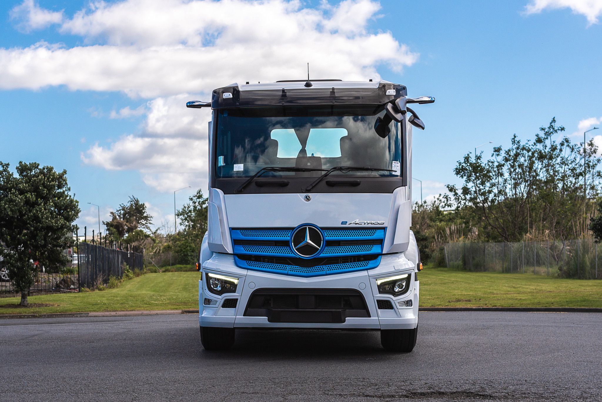 2025 Mercedes-Benz eActros 300 PM 4x2 Tractor Unit