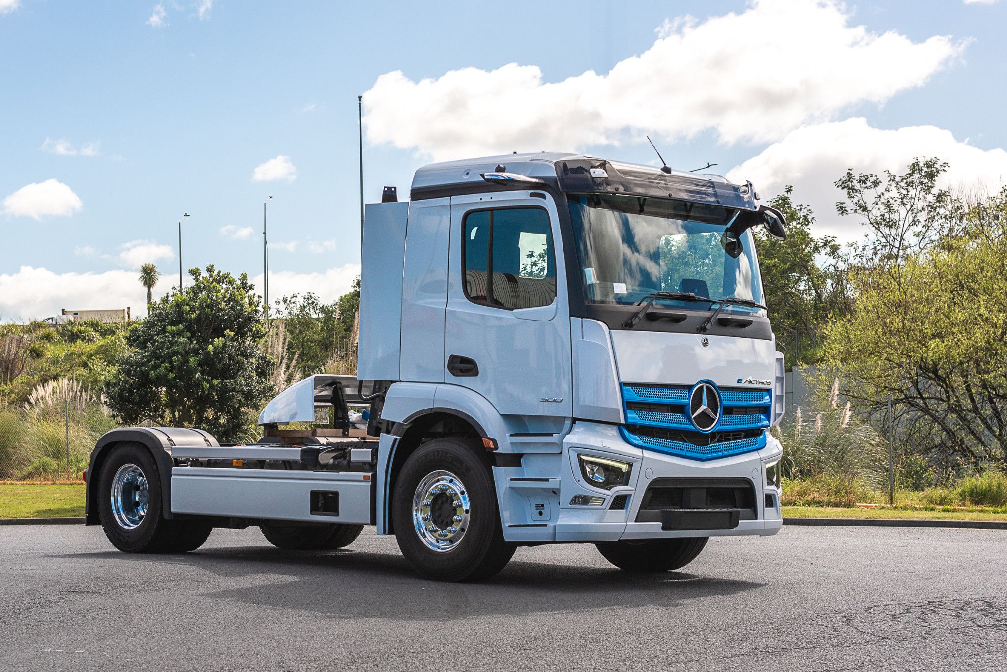 2025 Mercedes-Benz eActros 300 PM 4x2 Tractor Unit