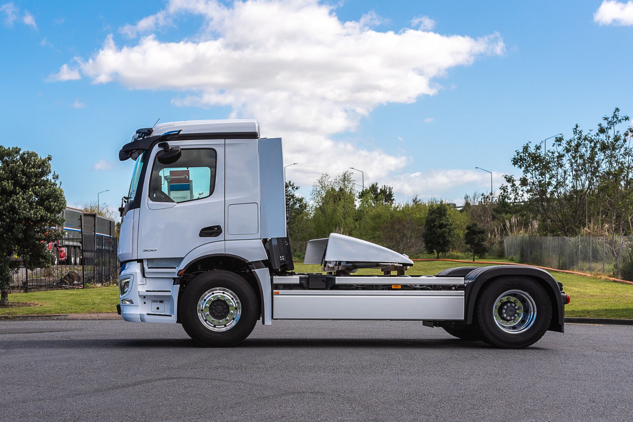 2025 Mercedes-Benz eActros 300 PM 4x2 Tractor Unit