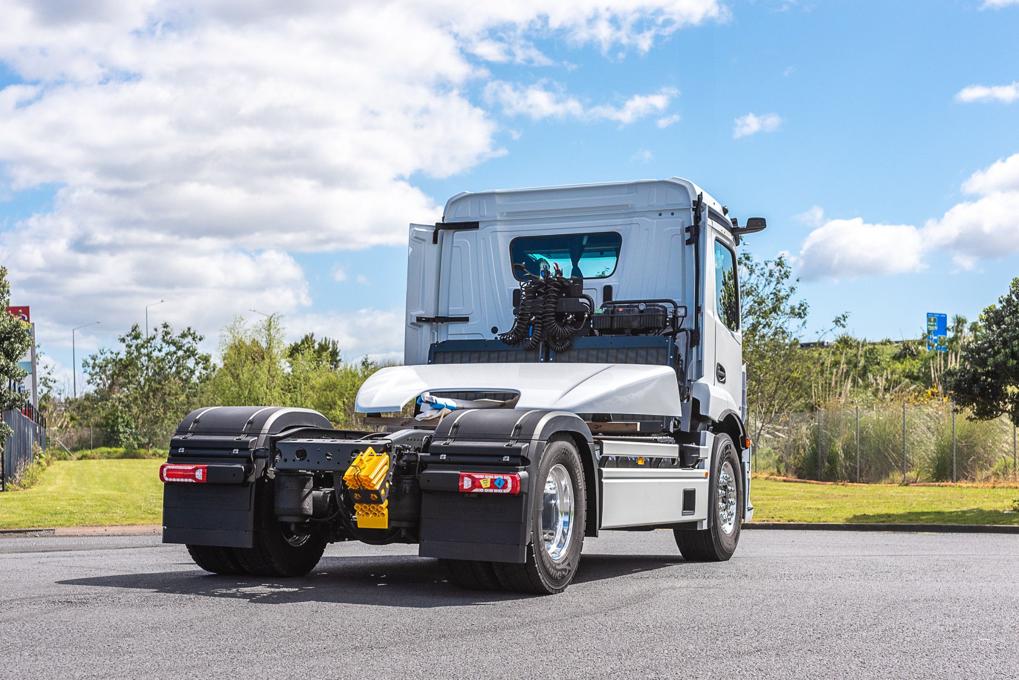 2025 Mercedes-Benz eActros 300 PM 4x2 Tractor Unit