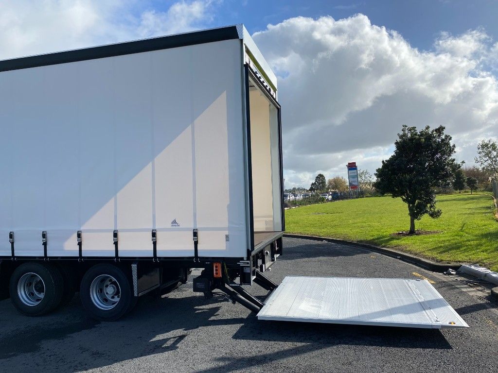 **READY TO GO**2024 FUSO Fighter FU1828L 14P Curtainsider