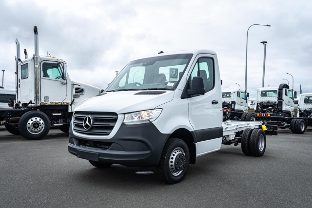 2025 Mercedes-Benz Sprinter 516 Cab Chassis