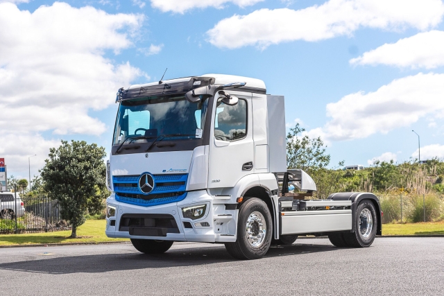 2025 Mercedes-Benz eActros 300 PM 4x2 Tractor Unit